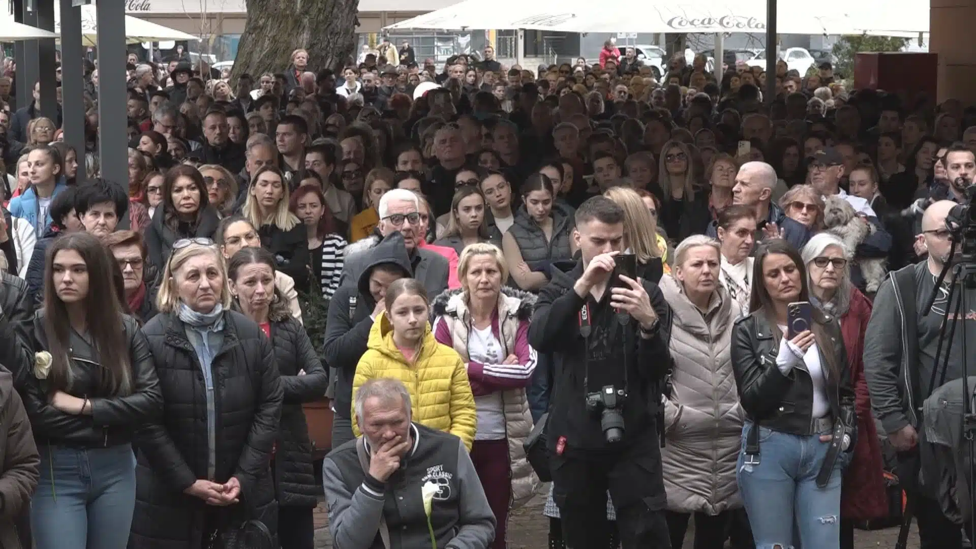 (VIDEO) Protestna šetnja: Građani traže ostavke zbog ubistva Amre Kahrimanović