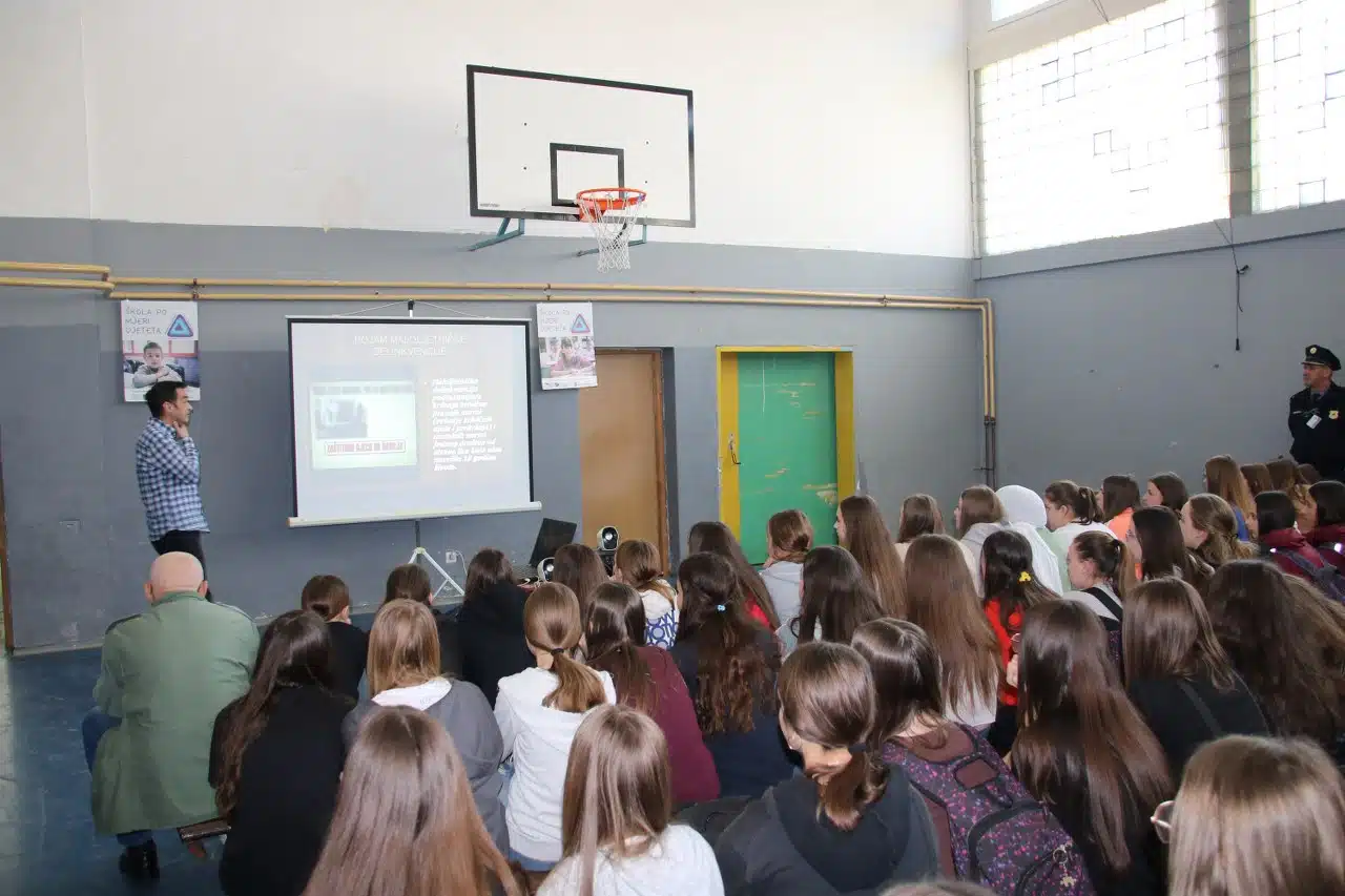 Sapanjskim osnovcima i srednjoškolcima održano predavanje na temu “Međuvršnjačko nasilje”