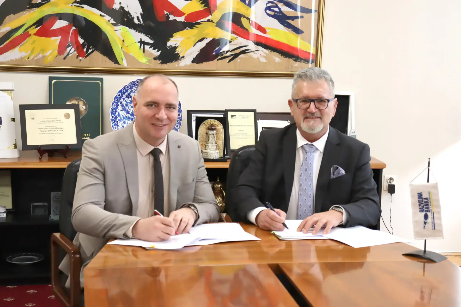 Gradonačelnik Tuzle i v.d. predsjednik Uprave Razvojne banka FBiH potpisali Ugovor o kreditu za infrastrukturne projekte u iznosu od 11,1 miliona KM