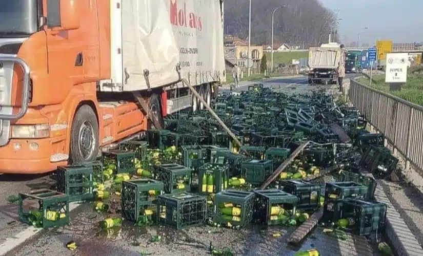 Tuzla: Gajbe sa sokovima pale sa kamiona pa se rasule po kolovozu