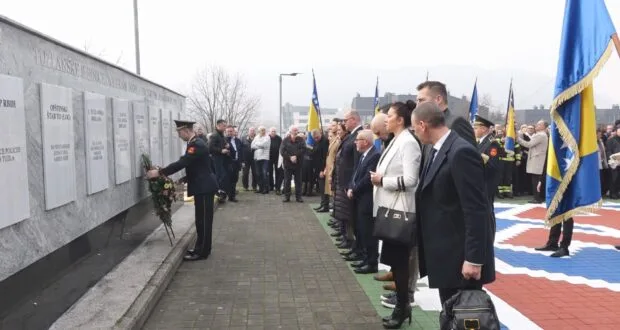 (Video) Grad Tuzla: Polaganjem cvijeća i svečanom sjednicom obilježen Dan nezavisnosti BiH