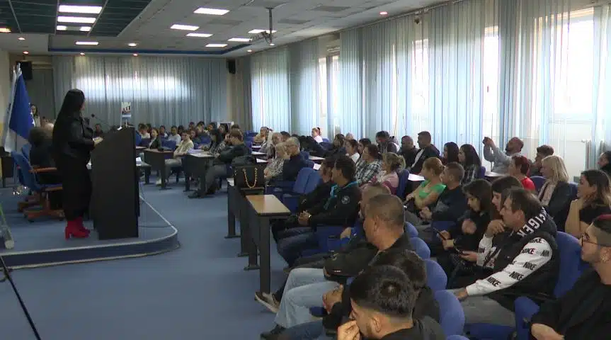 (VIDEO) Udruženje Roma „Euro Rom“ Tuzla potpisalo ugovore sa korisnicima stipendija