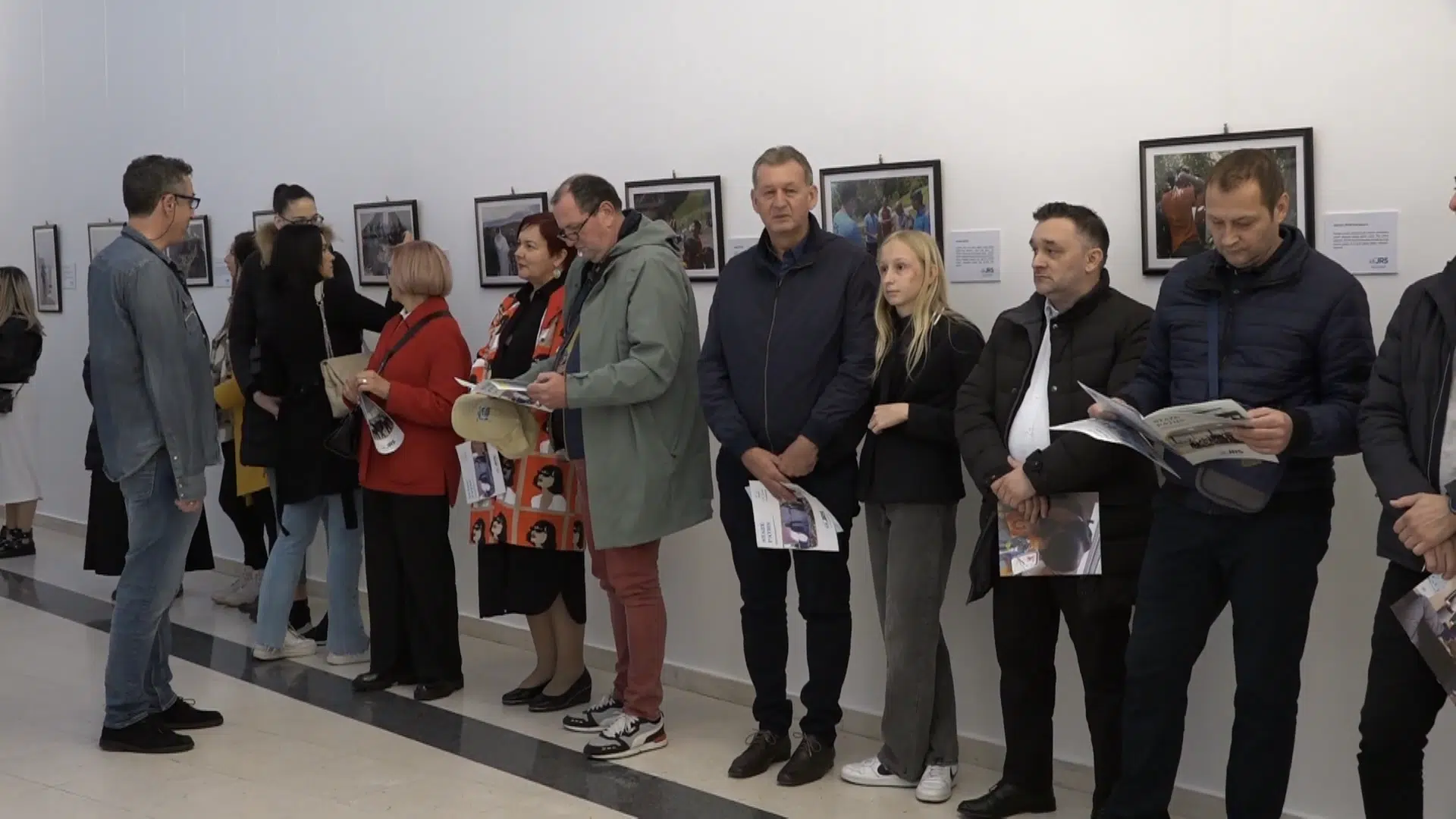 (Video) Izložba ˝Ponad granica˝: Migranti nisu brojevi, to su ljudi sa svojim snovima ali i problemima