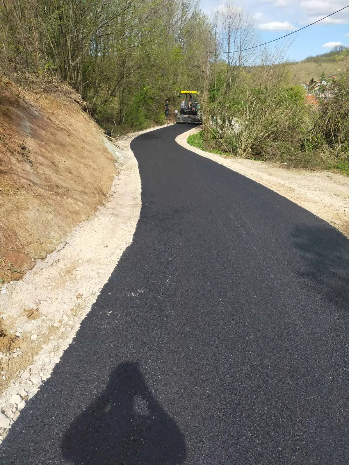 Nastavljaju se radovi na održavanju puteva na području grada Tuzle
