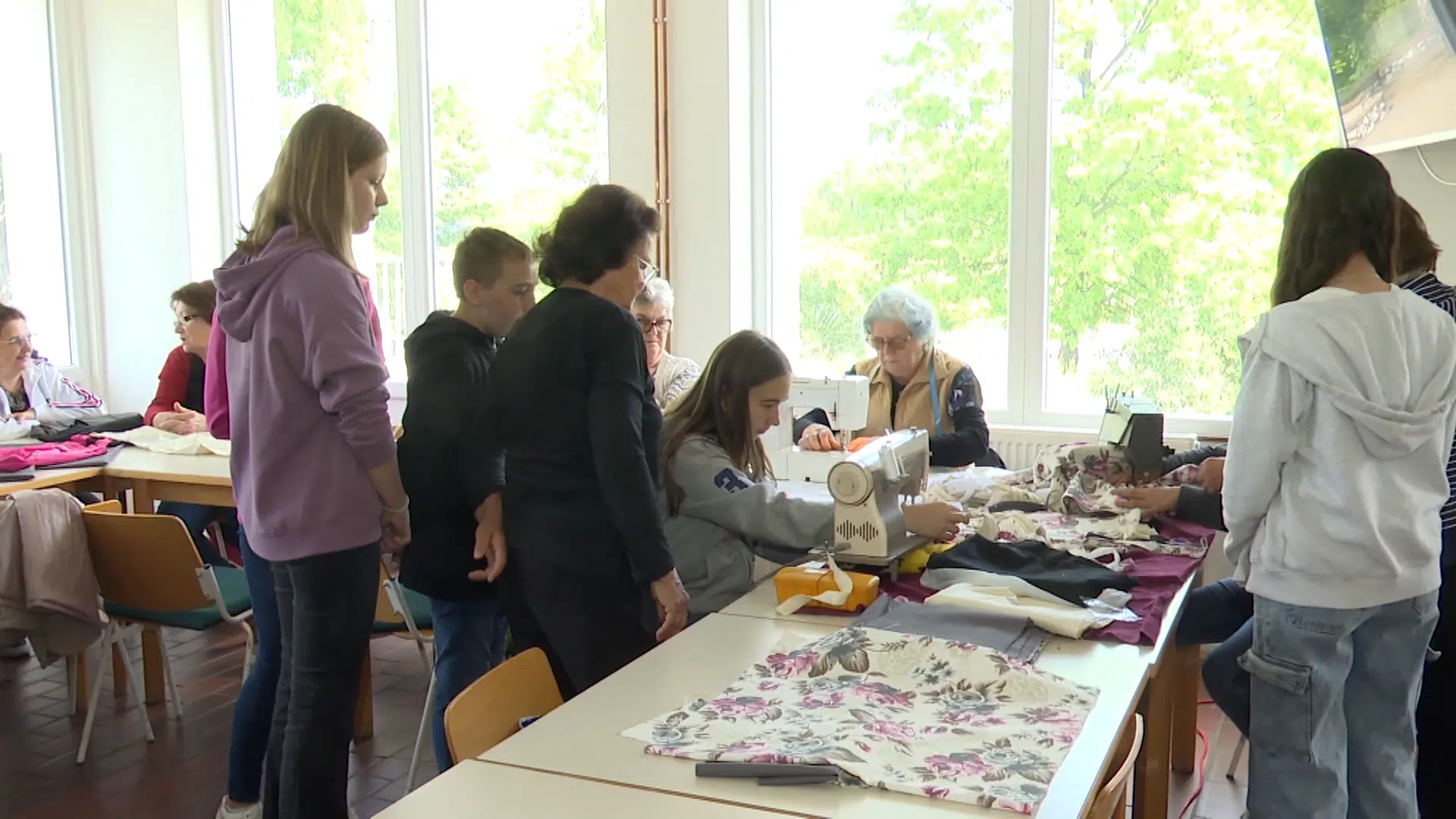 (Video) Priča za vikend: Iskusne članice Aktiva žena MZ Husino podučavale mlade osnovama šivenja