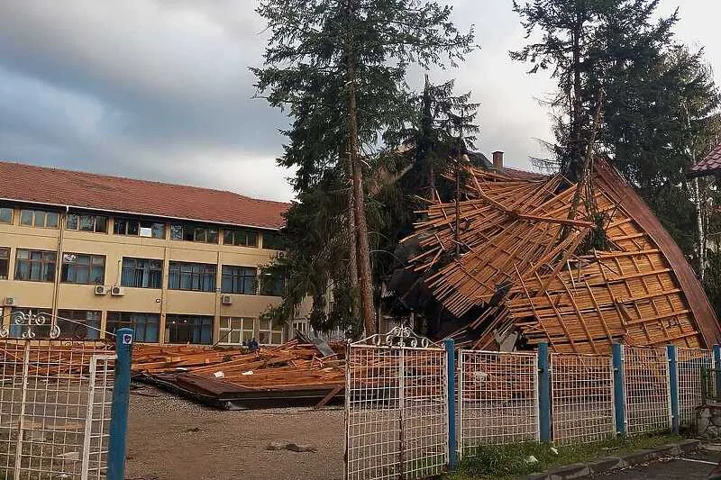 U Gračanici olujni vjetar odnio krov sa zgrade gimnazije