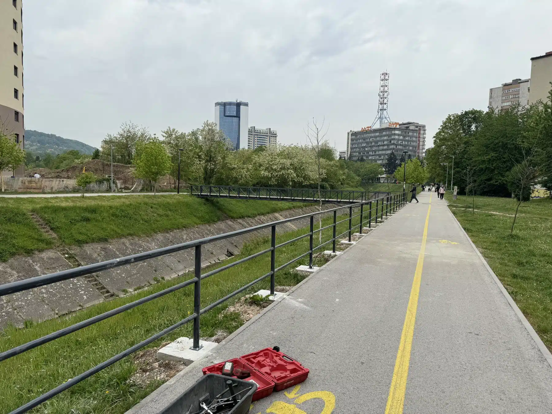 U toku postavljanje zaštitne ograde duž pješačko-biciklističke staze u Tuzli