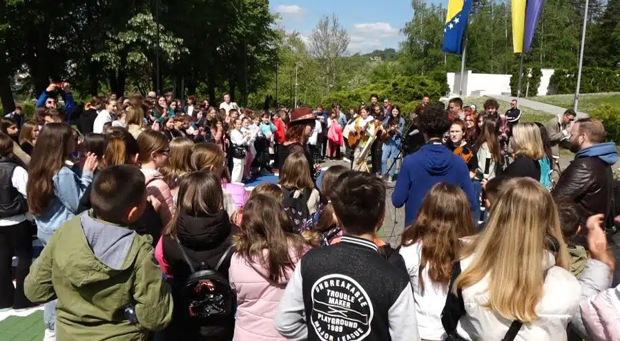 (VIDEO) UG Kuća plamena mira Tuzla i učenici osnovnih škola obilježili Dan planete Zemlje