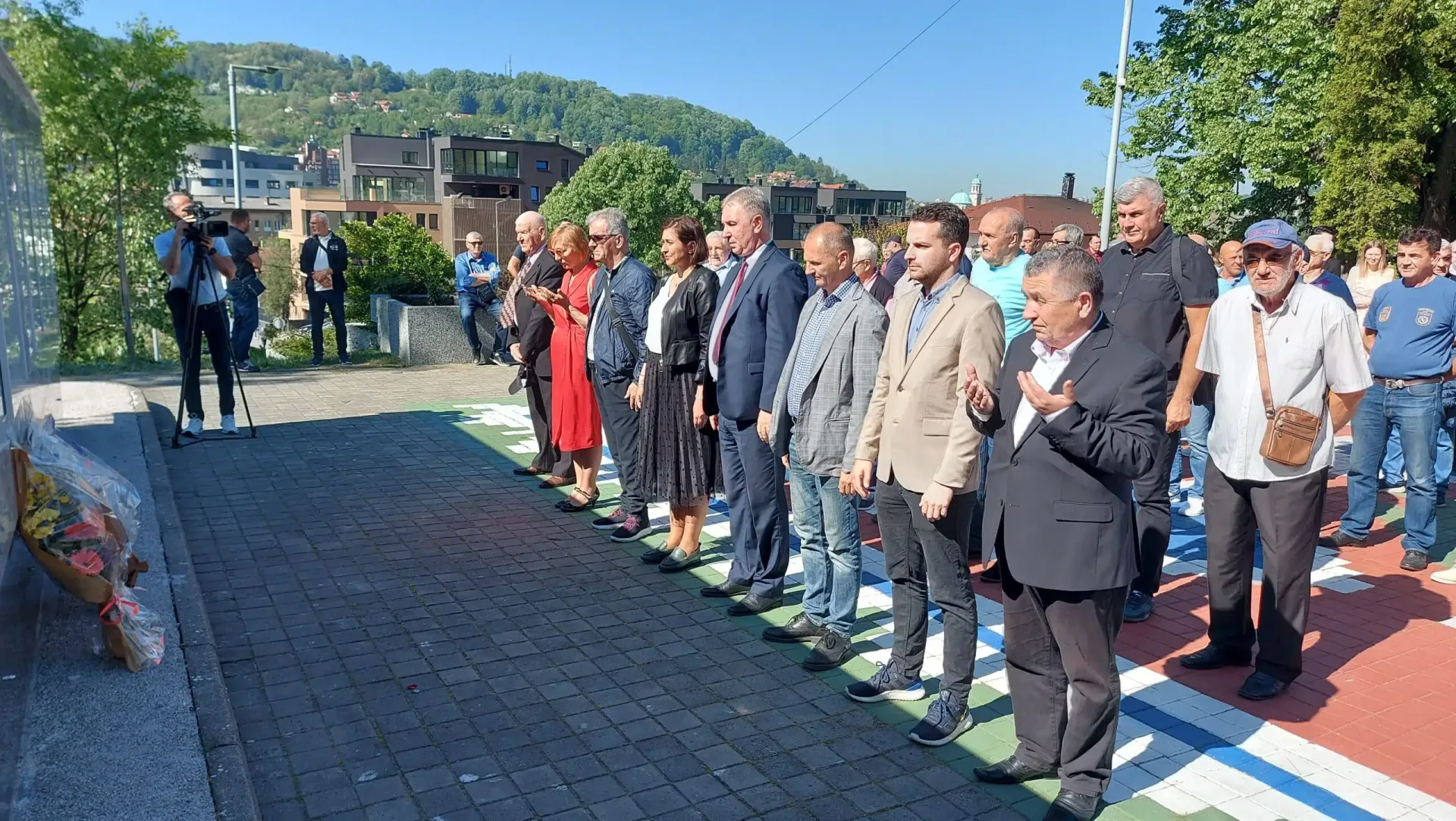 Polaganjem cvijeća na spomen kompleksu Slana Banja u Tuzli odata počast palim borcima Armije RBiH