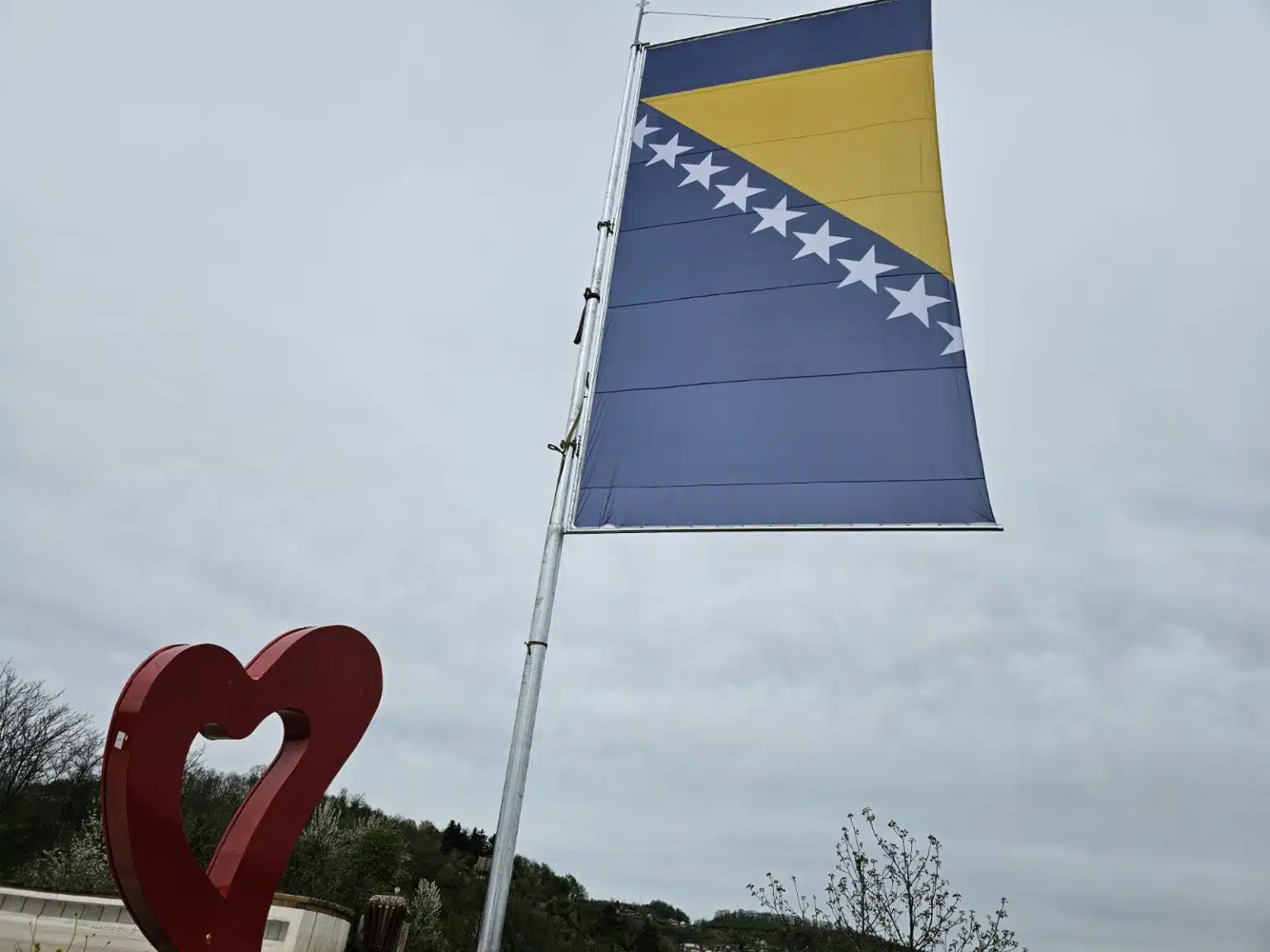 Zastava BiH postavljena na vidikovcu Kicelj u Tuzli