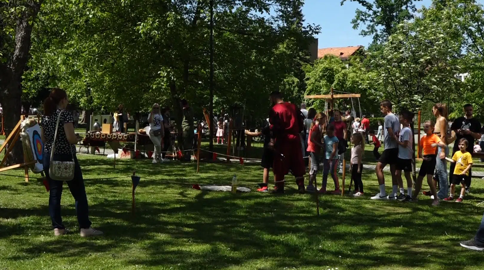 (Video) Proljeće u Tuzli: Mališani uživali u srednjovjekovnim viteškim igrama