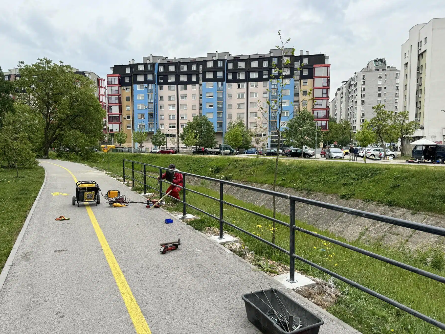 U toku postavljanje zaštitne ograde duž pješačko-biciklističke staze
