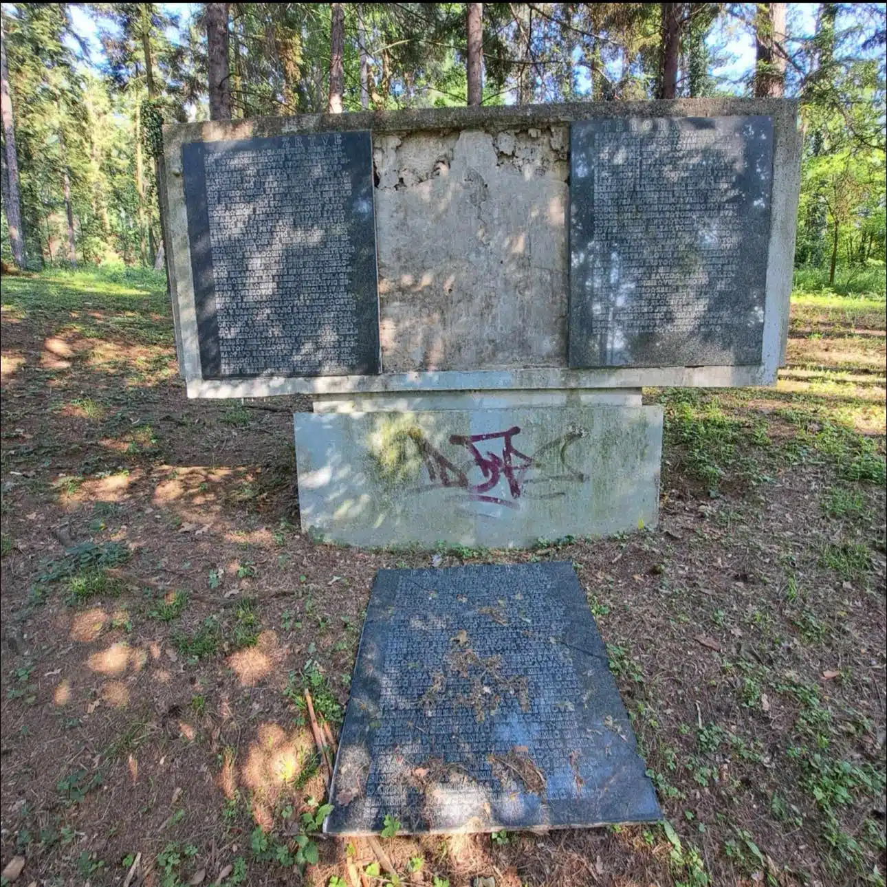 NN lice uništilo spomenik žrtvama fašističkog terora u Tuzli