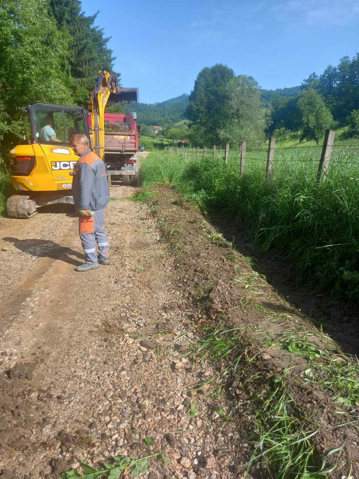 Tokom izvođenja radova na sanaciji puta prema izvorištu mineralne vode i puta Vardice od lokalnog puta Previle do Repuševca u Mjesnoj zajednici Dragunja.