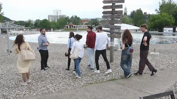(VIDEO) Mladi iz Inicijative za ljudska prava iz Beograda prisutni na komemorativnom obilježavanju 25. maja i ove godine