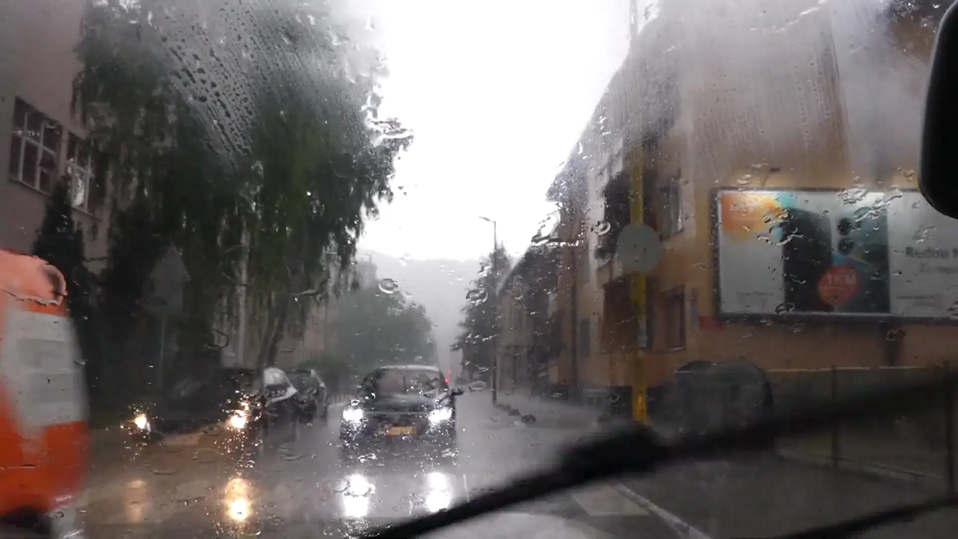 (Video) Vatrogasci u Tuzli uklonili stablo na kružnom toku kod Jupitera usljed nevremena