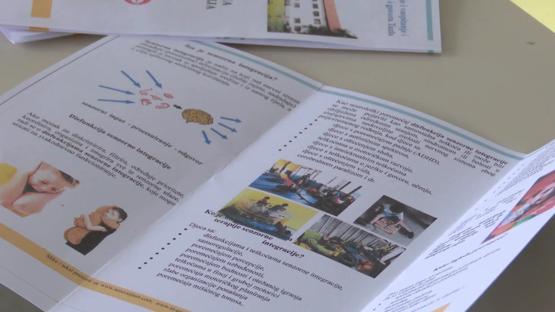 (Video) Održana tribina o specijalnom obrazovnom procesu za učenike sa oštećenjem sluha