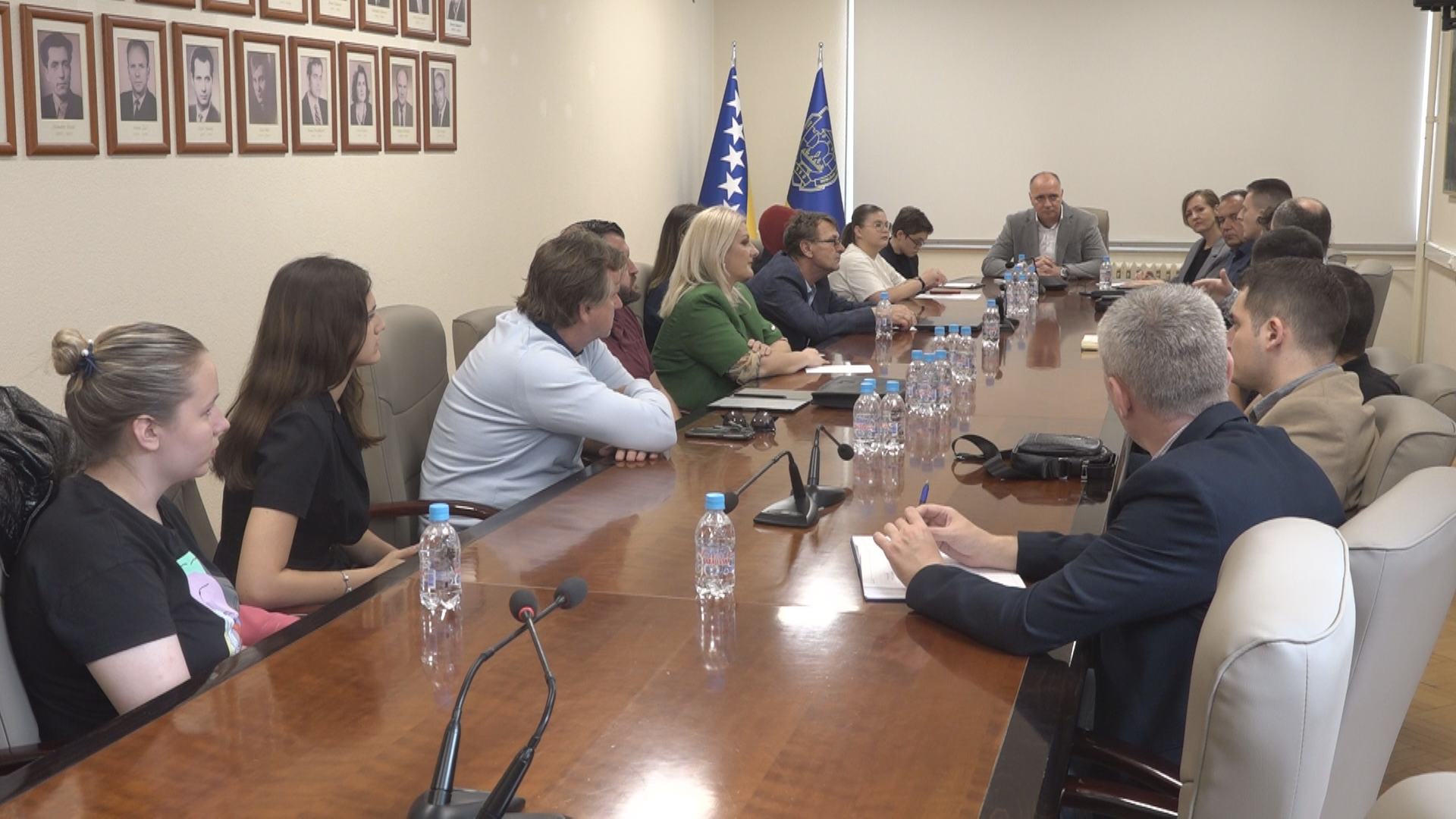 Video: Mladi se druže sa gradonačelnikom na kafi