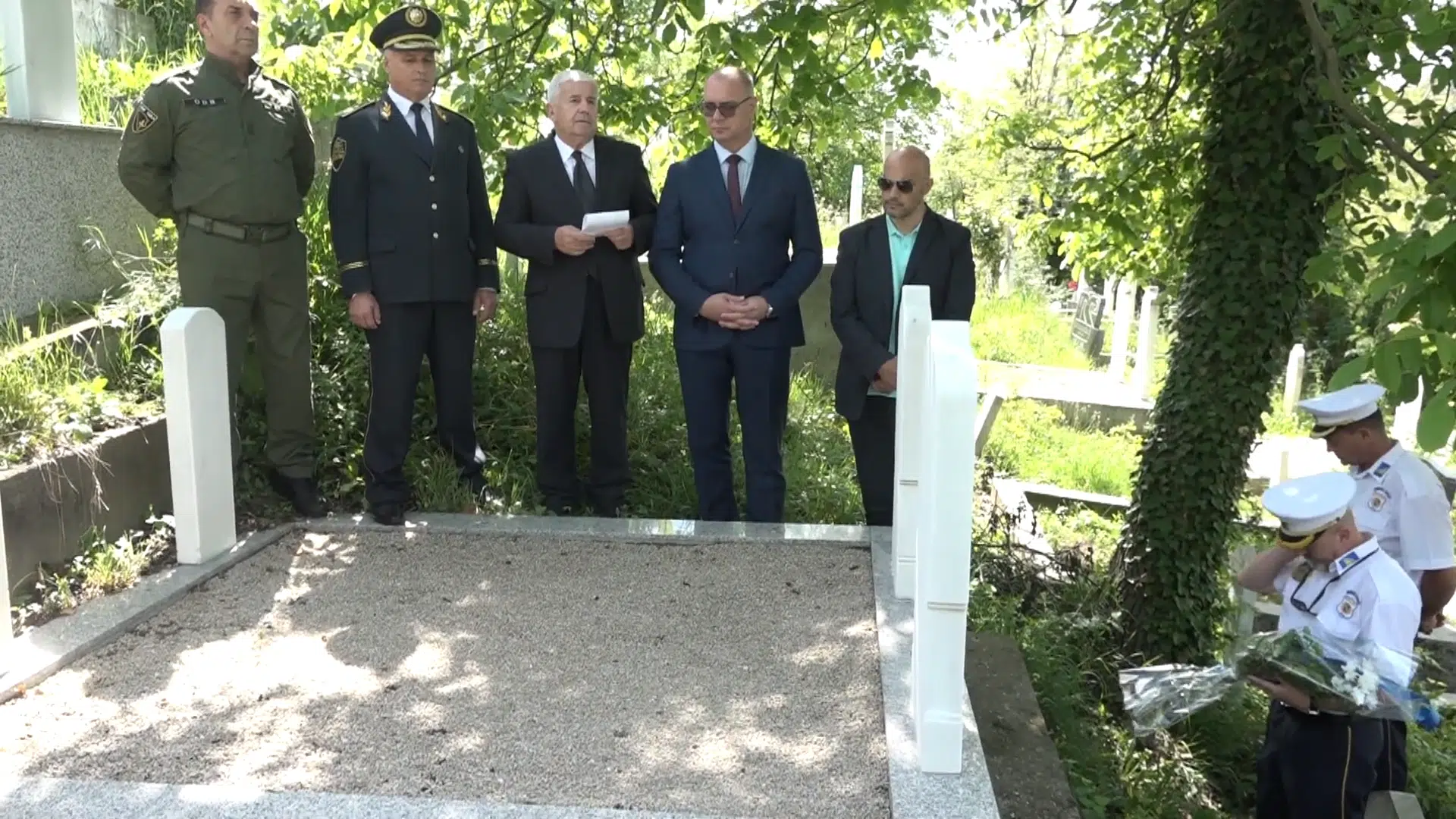 (Video) Tušanj: Položeno cvijeće na spomen ploču stradalim borcima