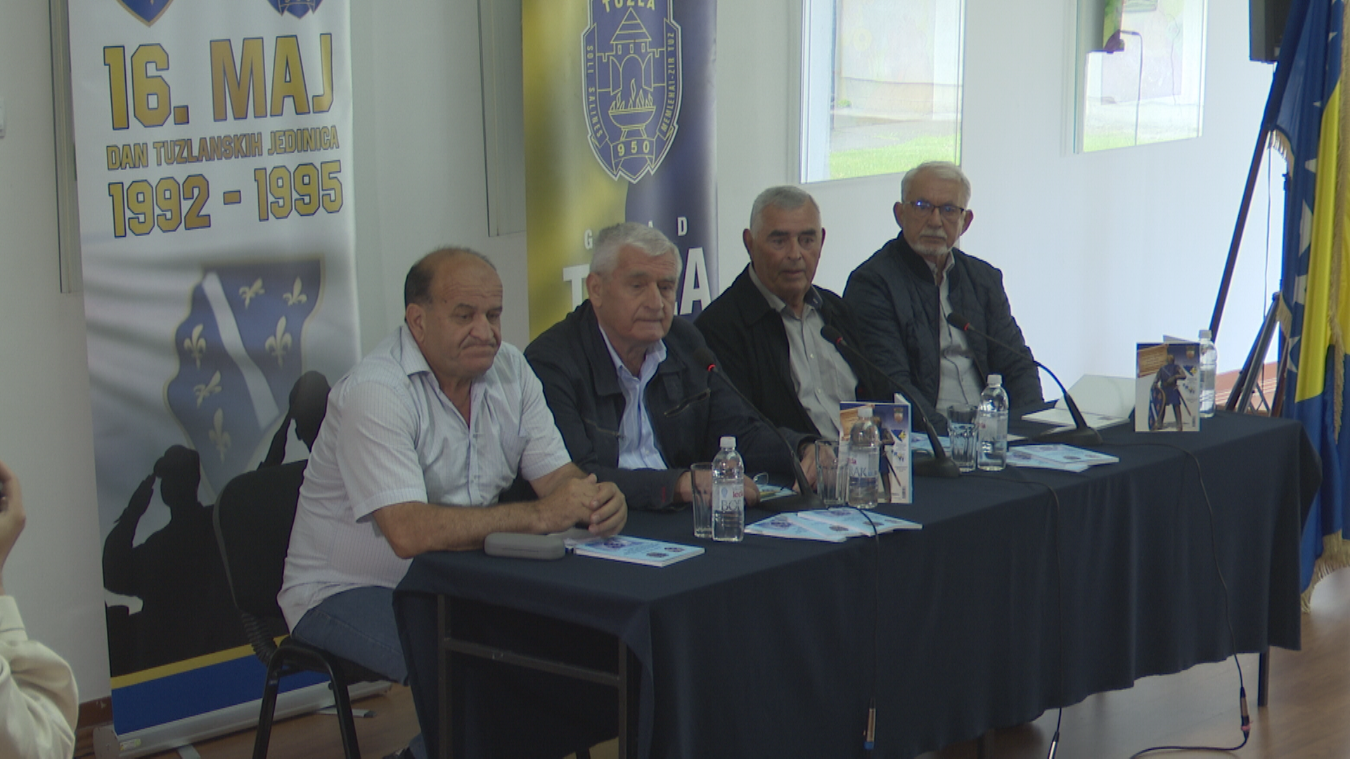 (Video) U okviru obilježavanja Dana tuzlanskih jedinica promovisan Zbornik radova ” Istorijat osnivanja i formiranja jedinica u odbrani Tuzle i BiH od agresije 1992-1995. godina”.