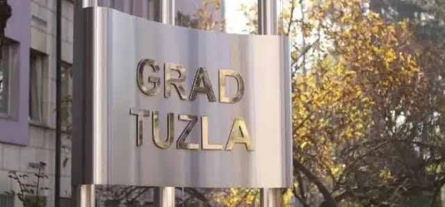Isti zahtjev se može pronaći u javnim pozivima za osposobljavanje pekara i konobara keteringa u Gradu Tuzli, uz produžetak roka prijave.