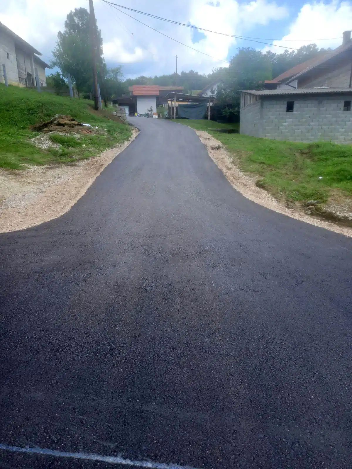 U toku asfaltiranje puta u zaseoku Taušan, u Mjesnoj zajednici Dragunja