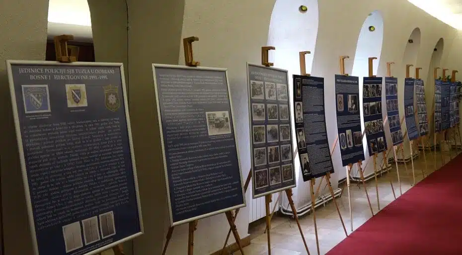 (VIDEO) U povodu obilježavanja 16. maja, otvorena izložba fotografija iz perioda 1992.-1995. godina