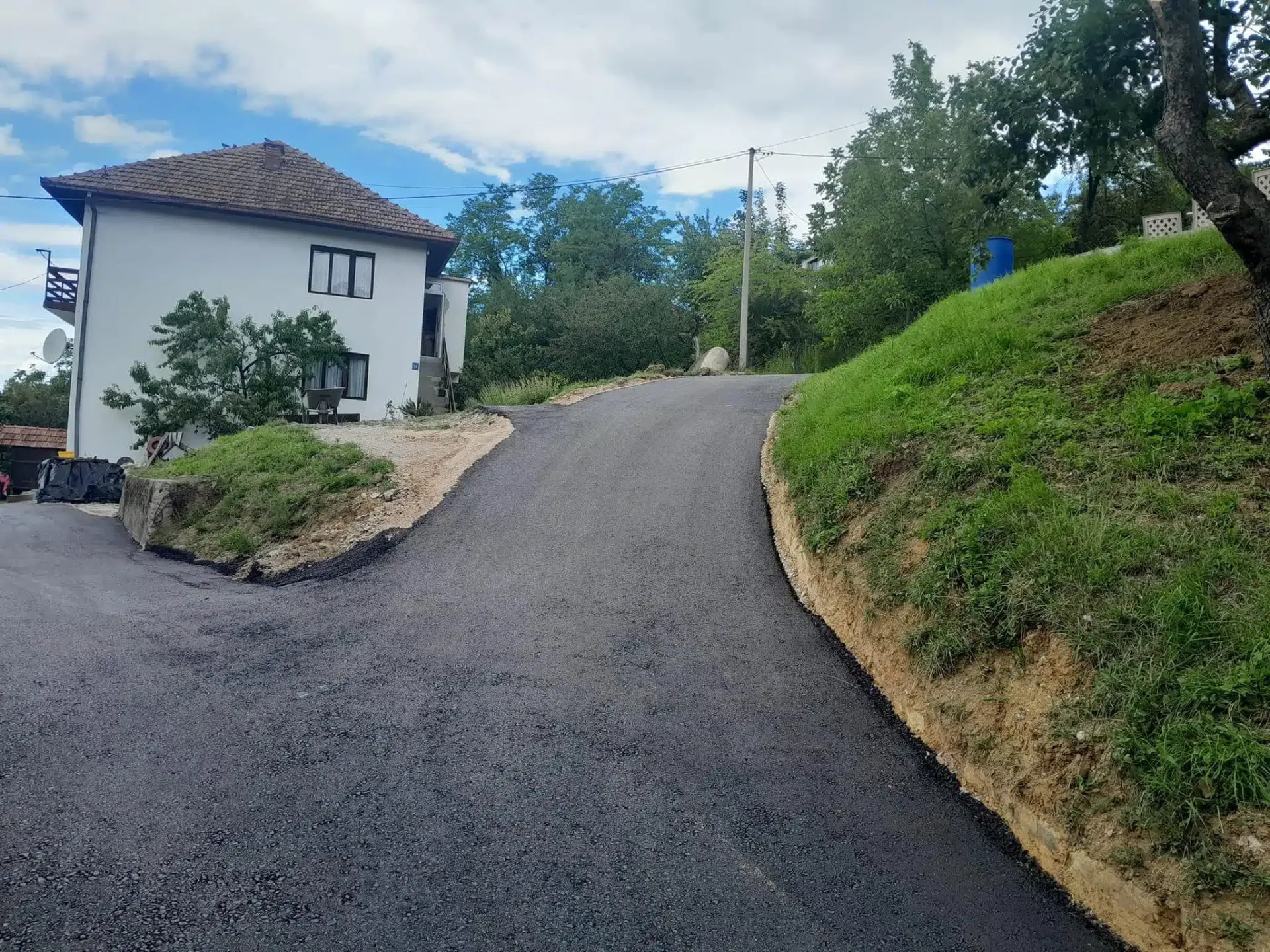 (FOTO) Radovi na asfaltiranju puta u mjesnim zajednicama Donja i Gornja Obodnica završeni
