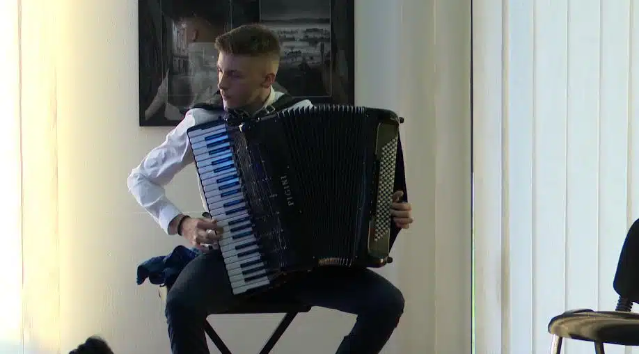 (VIDEO) Upriličen prvi solistički koncert harmonikaša Armina Šarića