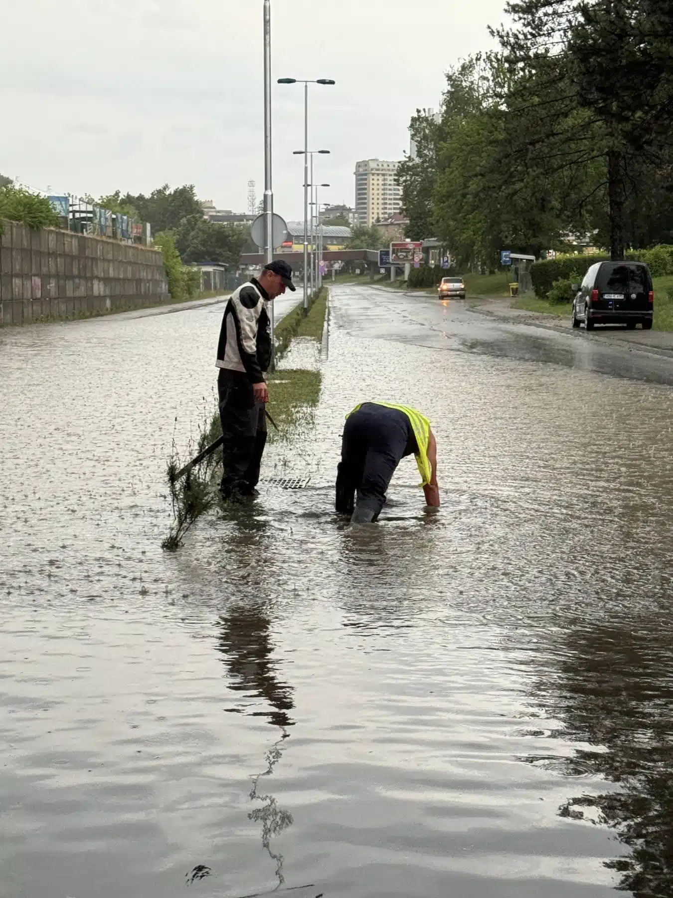 Veća količina vode začepila odvode na saobraćajnicama, nadležne službe brzo reagovale