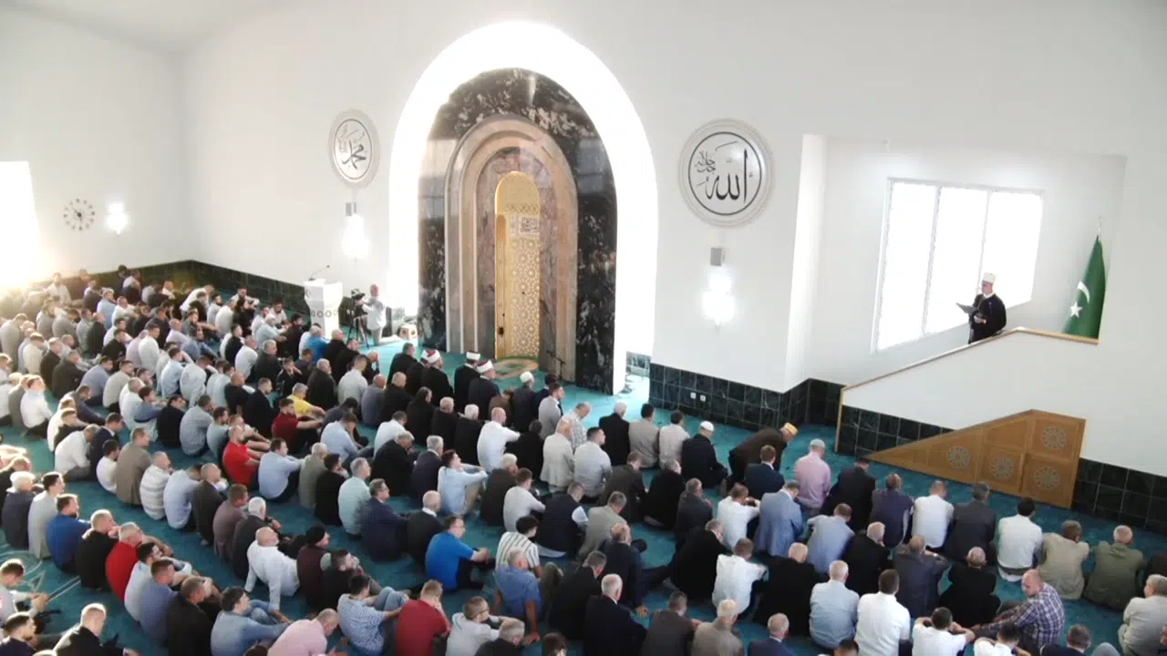 (VIDEO) Centralna bajramska svečanost u džamiji “Kralj Abdullah” u Tuzli