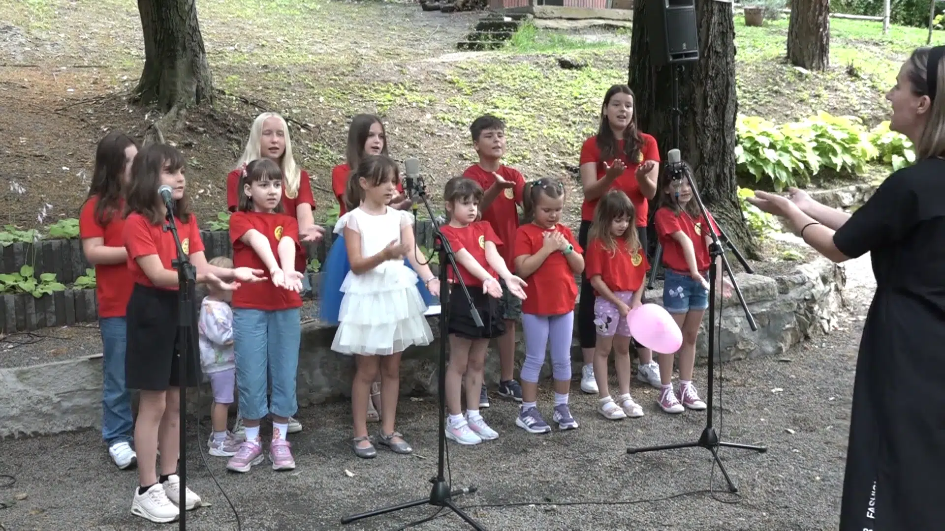 (Video) U prekrasnom ambijentu izletišta Ilinčica održan koncert Gradskog dječijeg hora “Slavuj”