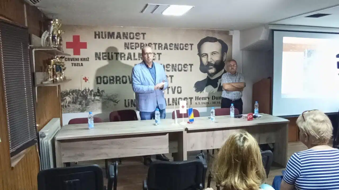 Grad Tuzla podržao osobe oboljele od demencije – dodijeljeni GPS uređaji sa narukvicom