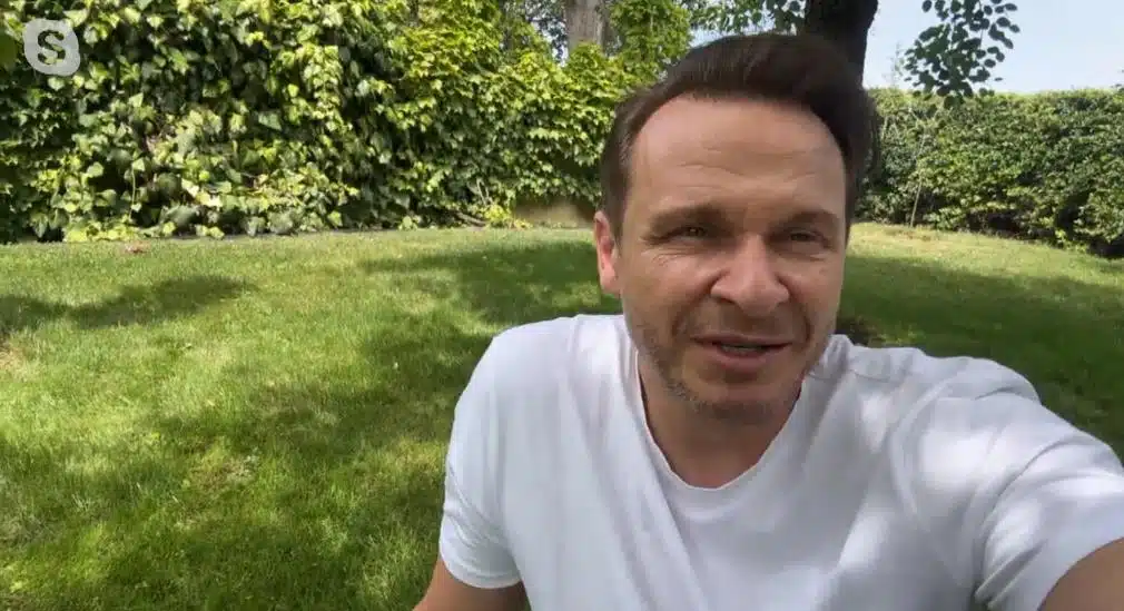(VIDEO) Enis Bešlagić za  o reprizi predstave „Da sam ja neko” koju će ponovo izvesti u Tuzli 14. juna