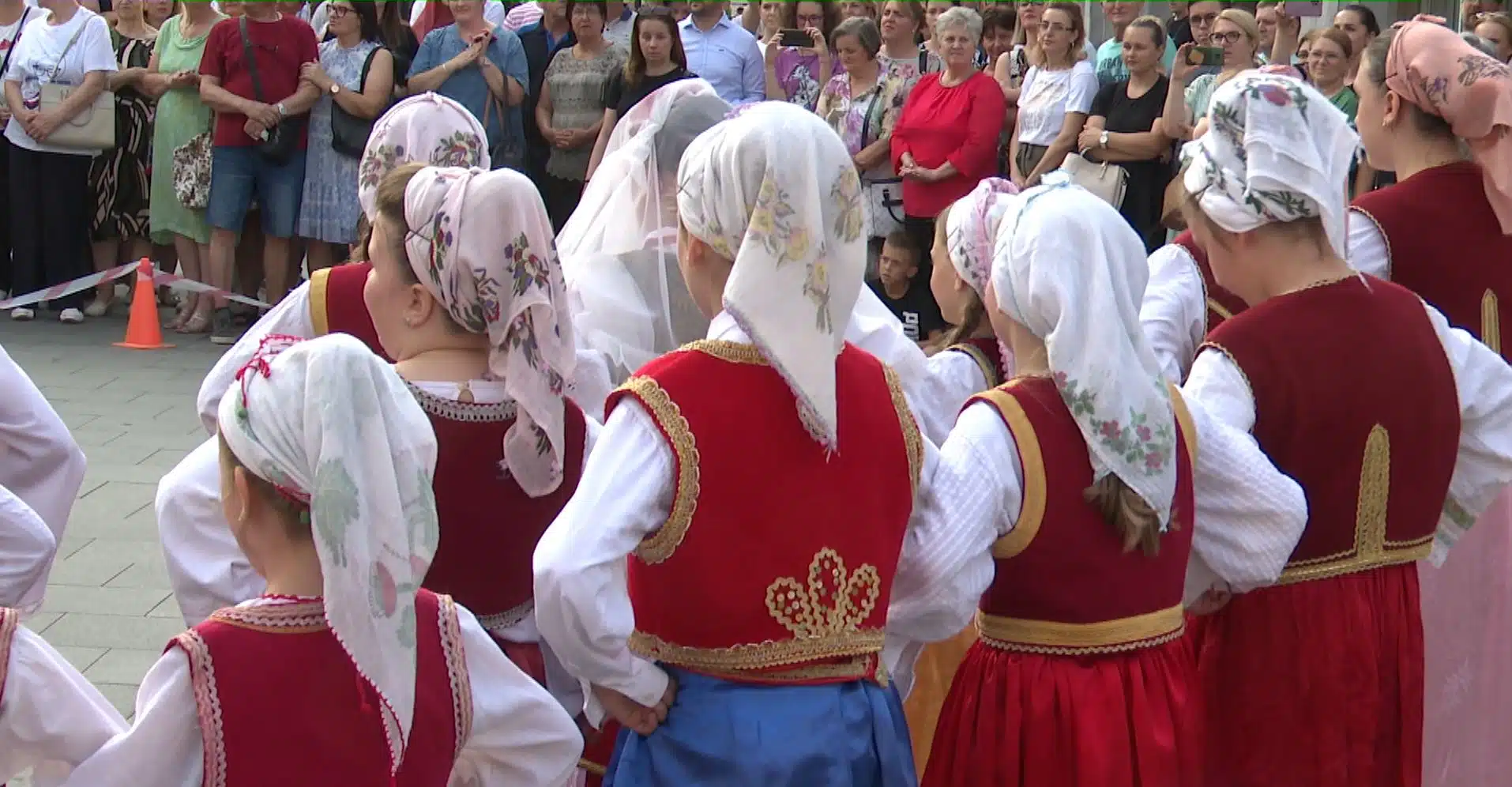 (Video) Tuzla: Održan 3. Dječiji festival folklora “Pjevajmo i igrajmo sa Bosnom”