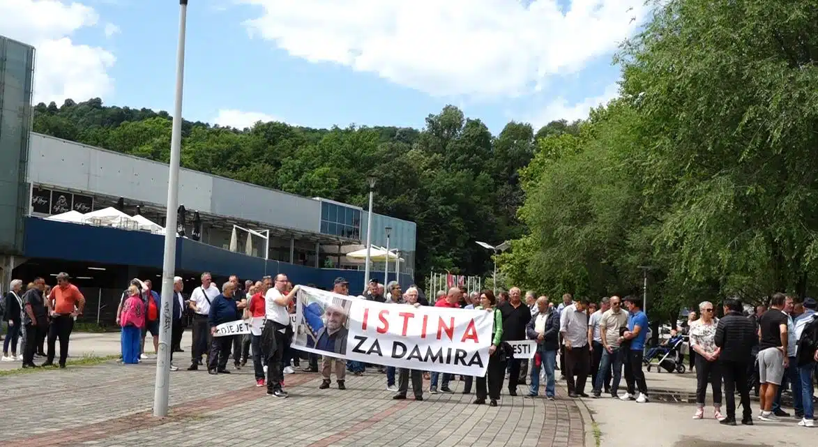 U Tuzli održana mirna šetnja “Istina za Damira Muratovića”