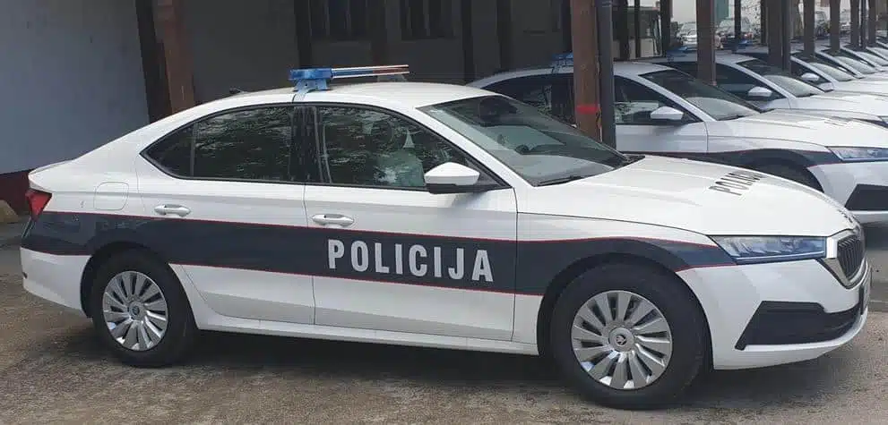 Pijan, bez vozačke i neregistrovan udario u policijski auto u Lukavcu