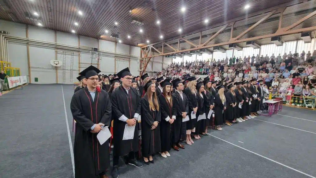 Promovisano 378 diplomanata i magistranata Univerziteta u Tuzli