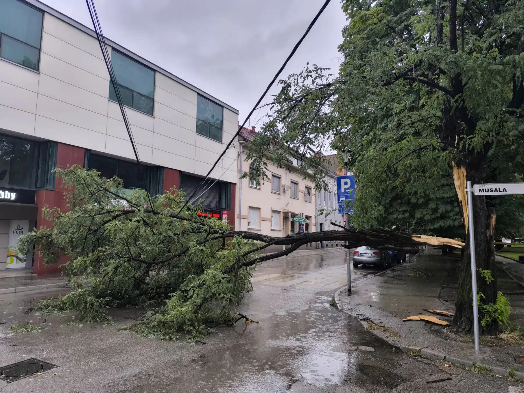 Tuzla: Brza reakcija Službe za komunalne poslove nakon nevremena (FOTO)