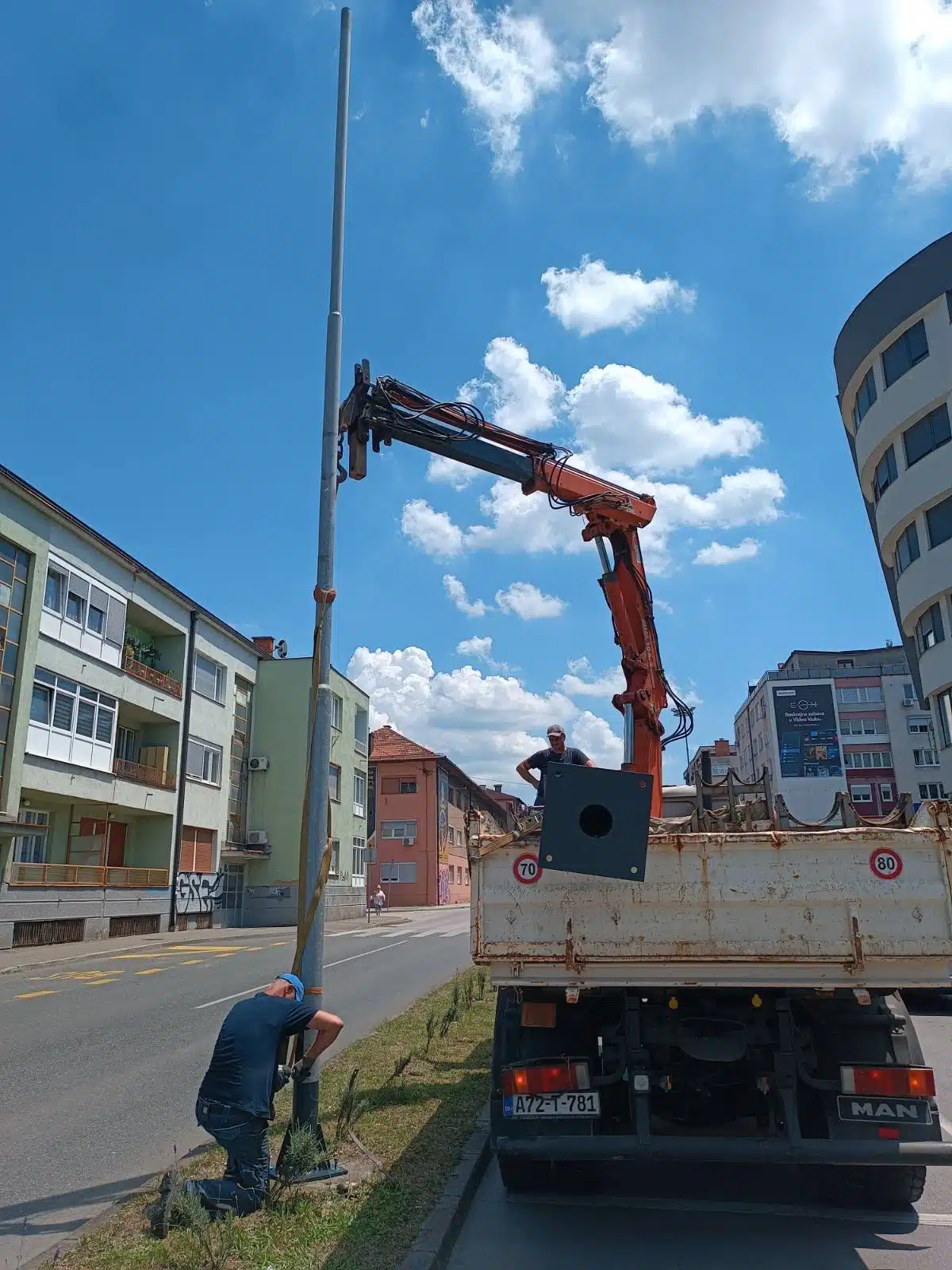 Grad Tuzla nastavlja modernizaciju javne rasvjete, u toku druga faza zamjene metalnih stubova