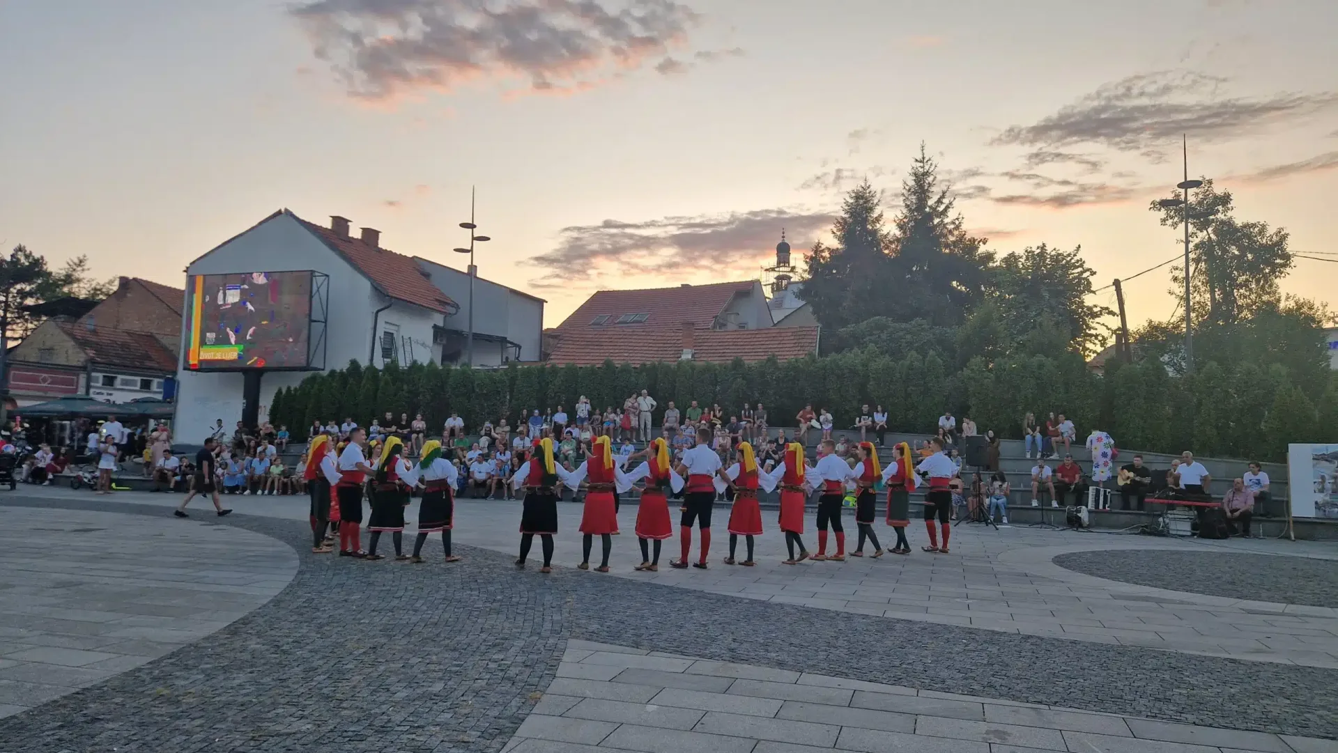 Na Trgu slobode otvorena izložba “Narodne nošnje regiona” (FOTO)