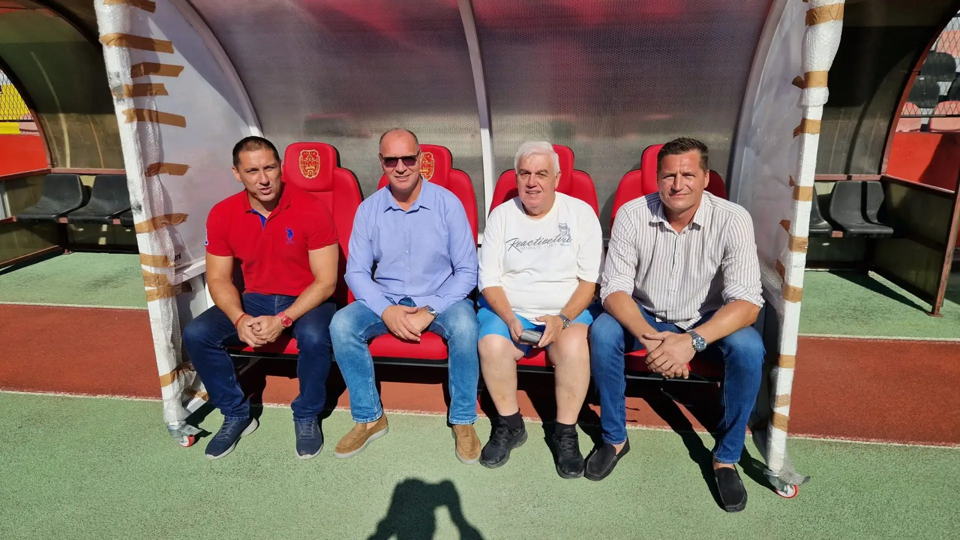 Nabavljene nove najmodernije klupe za rezervne igrače za JU “Gradski stadion Tušanj” Tuzla