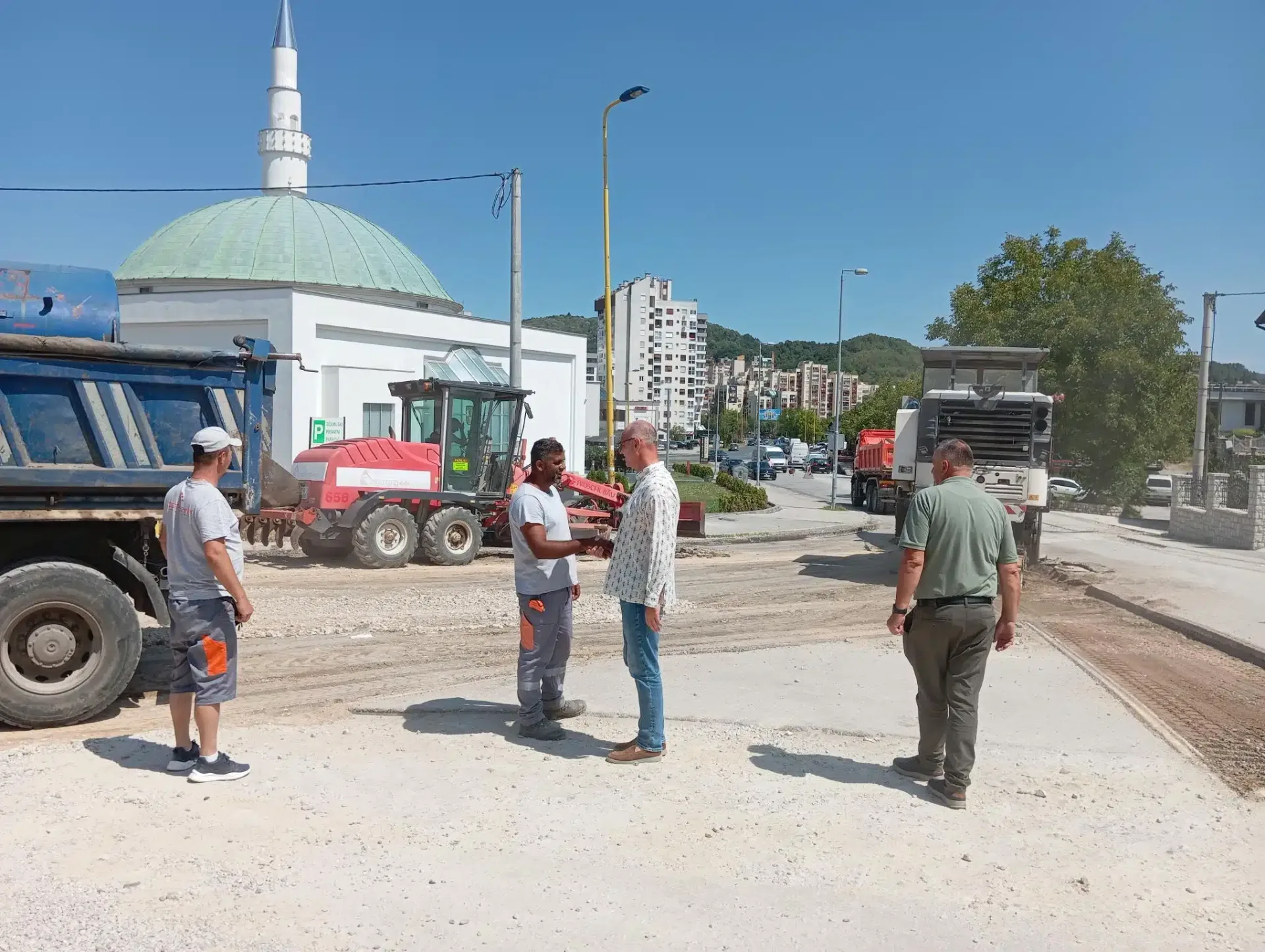 (FOTO) U MZ Ši Selo radovi na asfaltiranju u završnoj fazi, uskoro postavljanje kružnog toka
