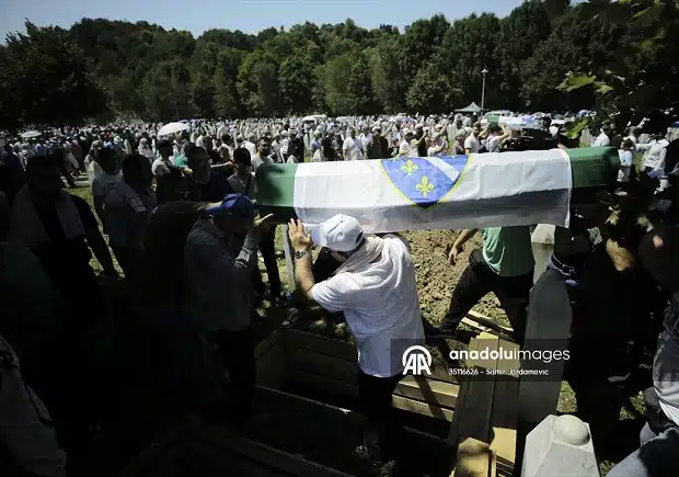 Dženaza i ukop žrtava genocida u Srebrenici