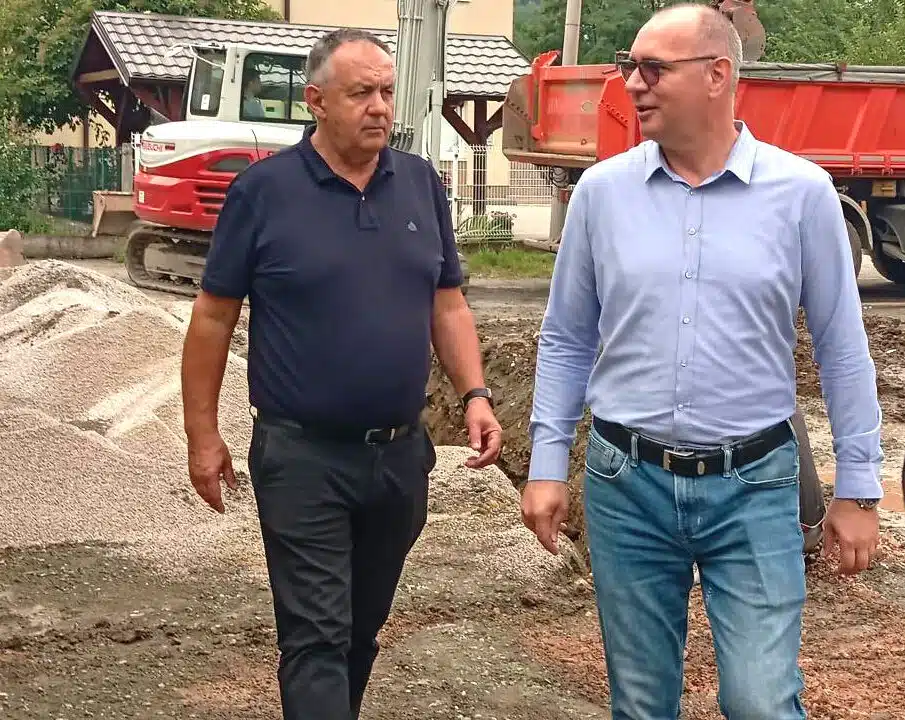 U toku izgradnja sistema za odvodnju oborinskih voda u naselju Mandžukovac, radove obišao i Lugavić