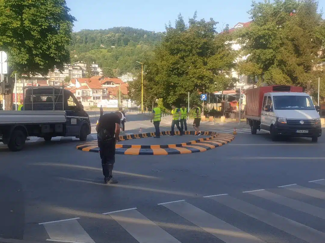 Počeli radovi postavljanja eksperimentalnog kružnog toka na raskrsnici kod zgrade MUP-a TK