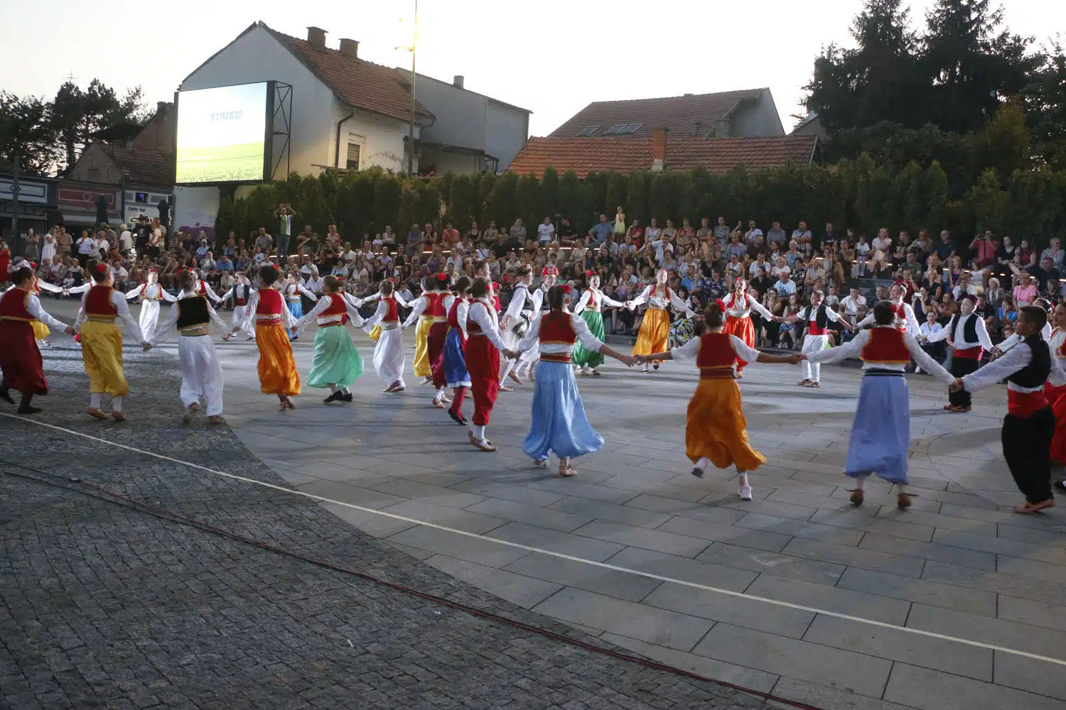 Gradonačelnik Lugavić prisustvovao koncertu folklornog ansambla “Panonija” na Trgu slobode
