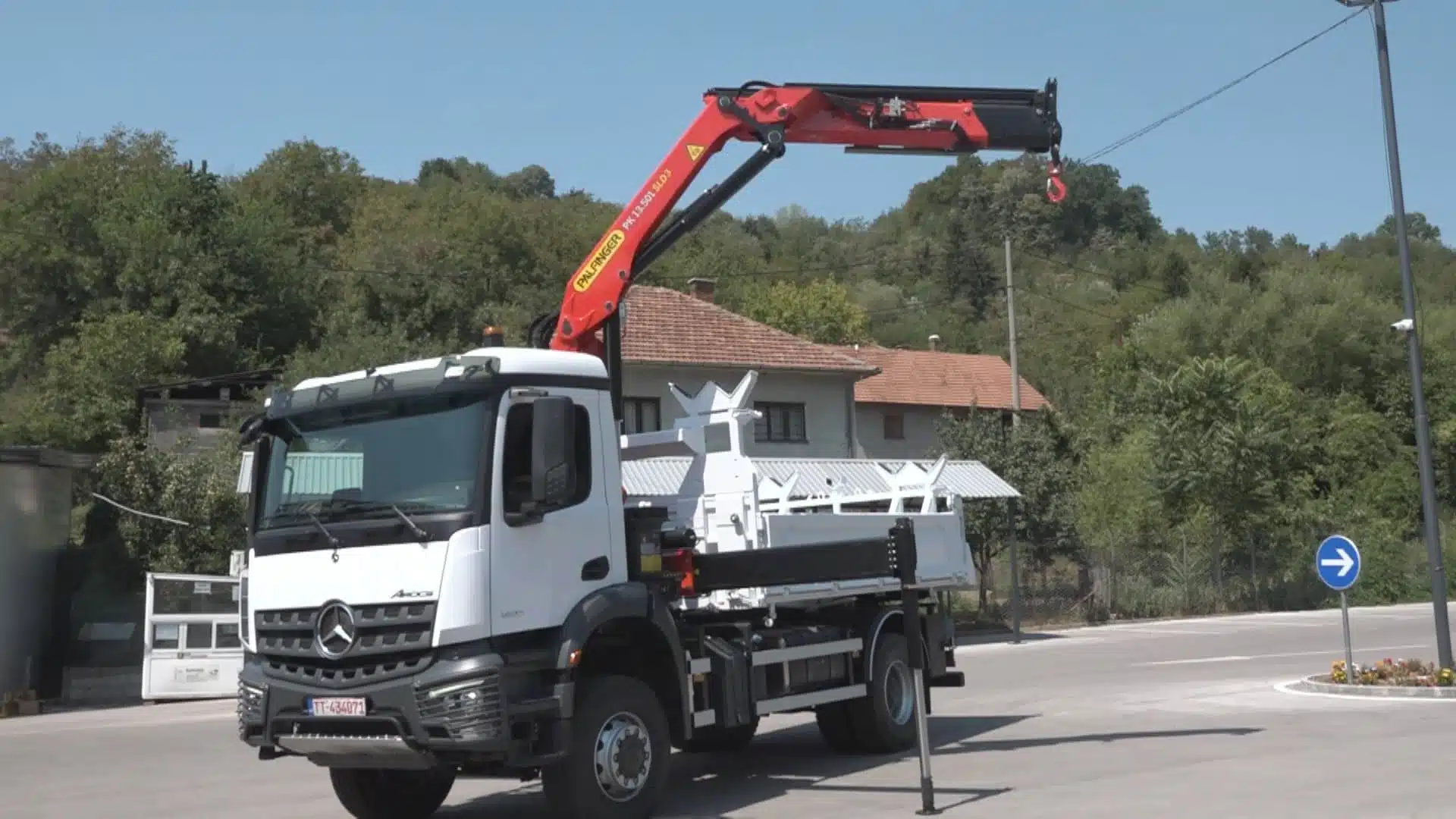 Obnovljen vozni park tuzlanskog preduzeća, nabavljena specijalna dizalica