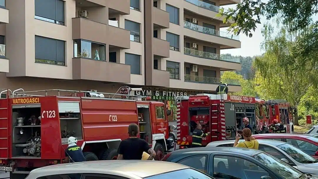 Požar u tuzlanskom naselju Sjenjak, gori stan (FOTO)