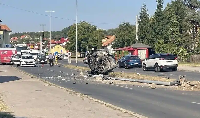 U saobraćajnoj nesreći u Tuzli troje povrijeđenih, automobil uništio i stub ulične rasvjete